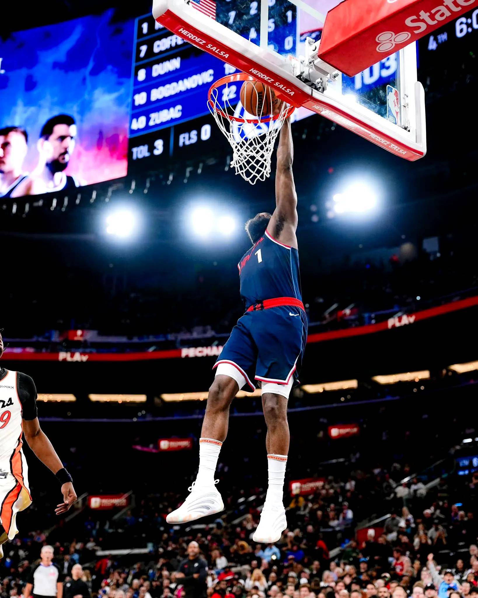 爱游戏体育直播逆转之夜！快船最后时刻连续得分取胜，感觉来源电脑.